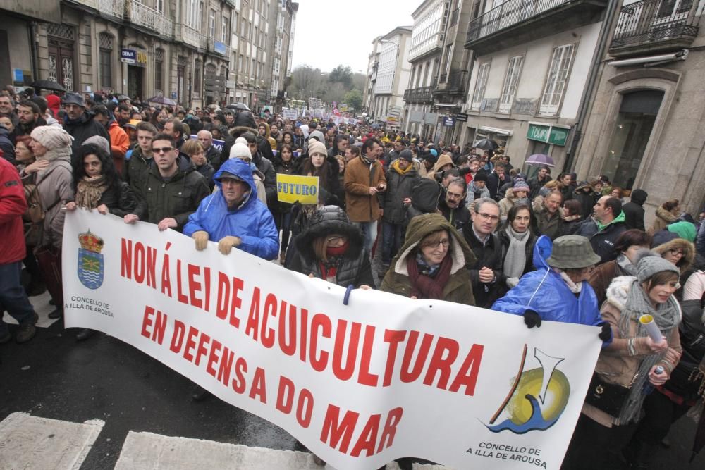 Miles de marineros protestan en Galicia para defen