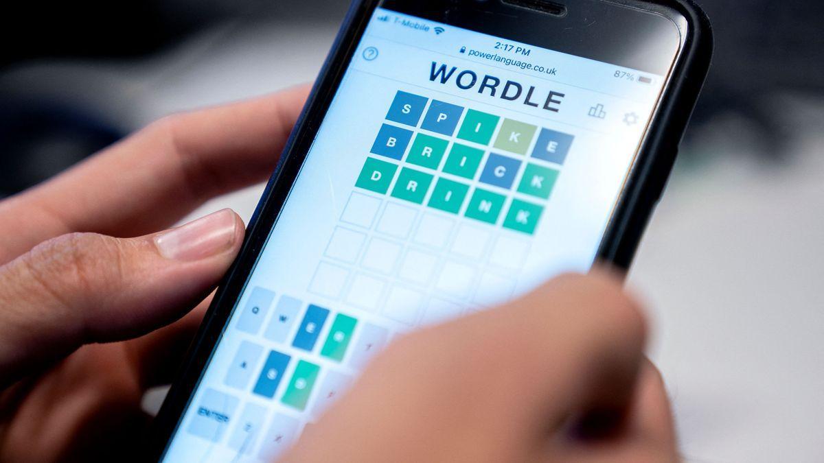 Una persona juega a Wordle.
