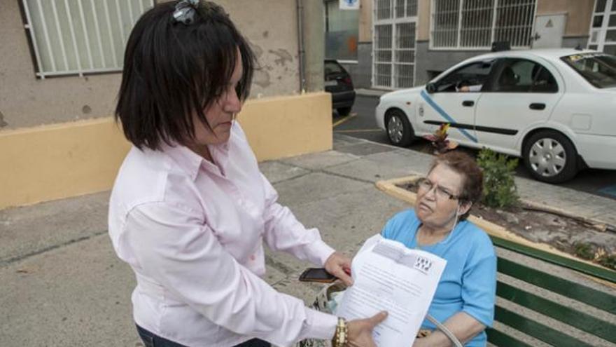 María del Carmen González (d), ayer, junto a su hija María del Pino Moreno, en Gáldar. i JOSÉ CARLOS GUERRA