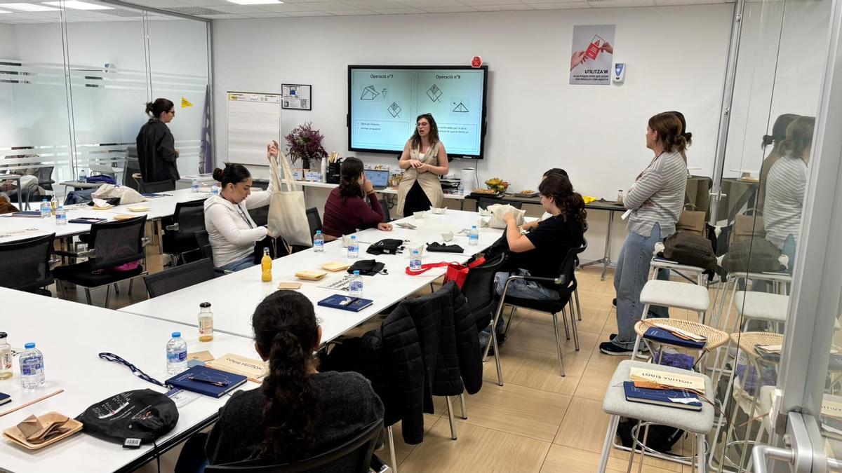Imatges de la visita de les alumnes a la planta de l’empresa Louis Vuitton, a Campllong