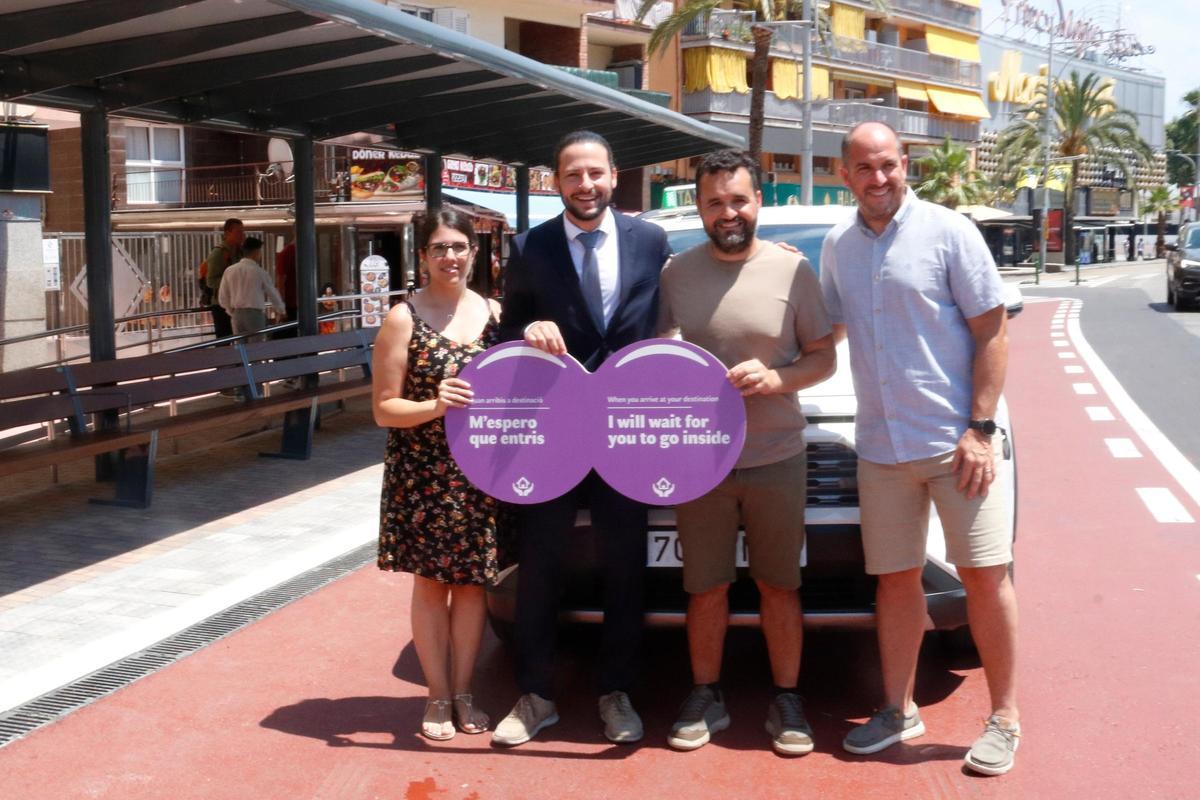 La regidora d'Igualtat, l'alcalde, el president dels taxistes i el regidor de Mobilitat presentant la campanya Taxi segur