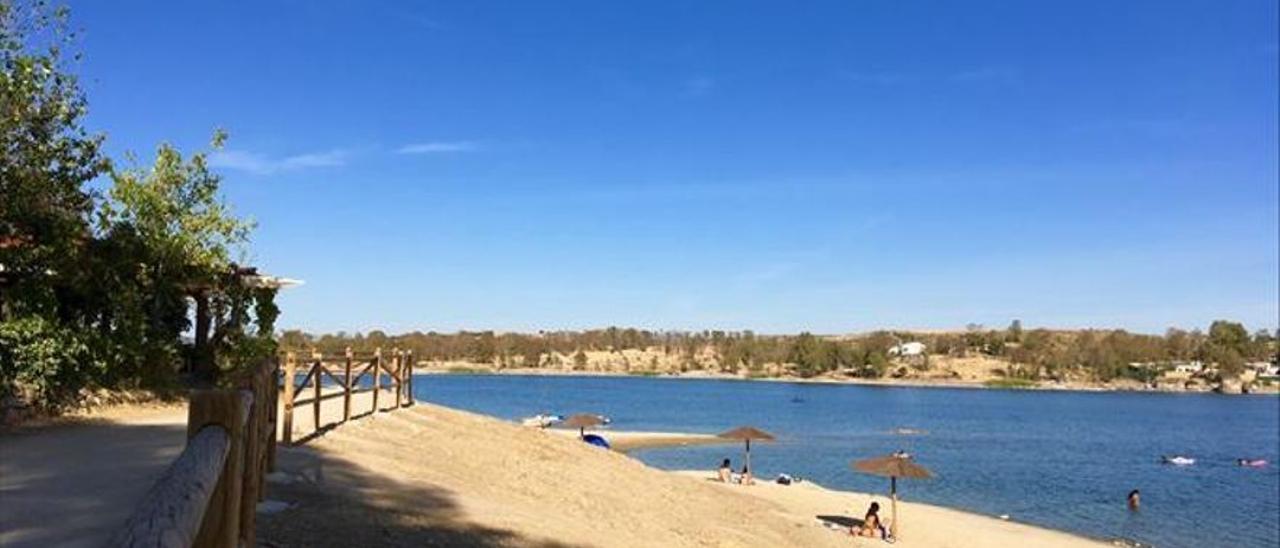 Bañistas en el embalse de Proserpina, en una temporada pasada.