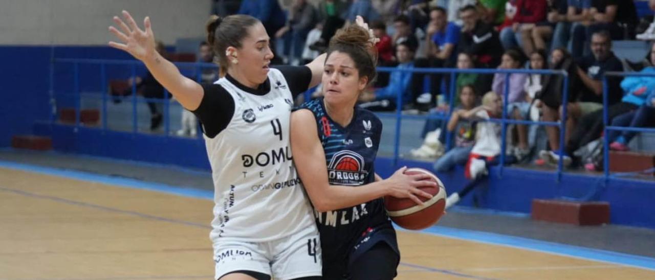 Marcy Gonçalves controla el balón en un partido de esta temporada.