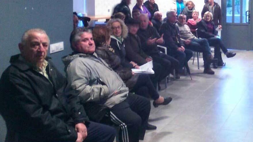 Vecinos en el centro social de Coya durante la reunión por el canon de saneamiento.