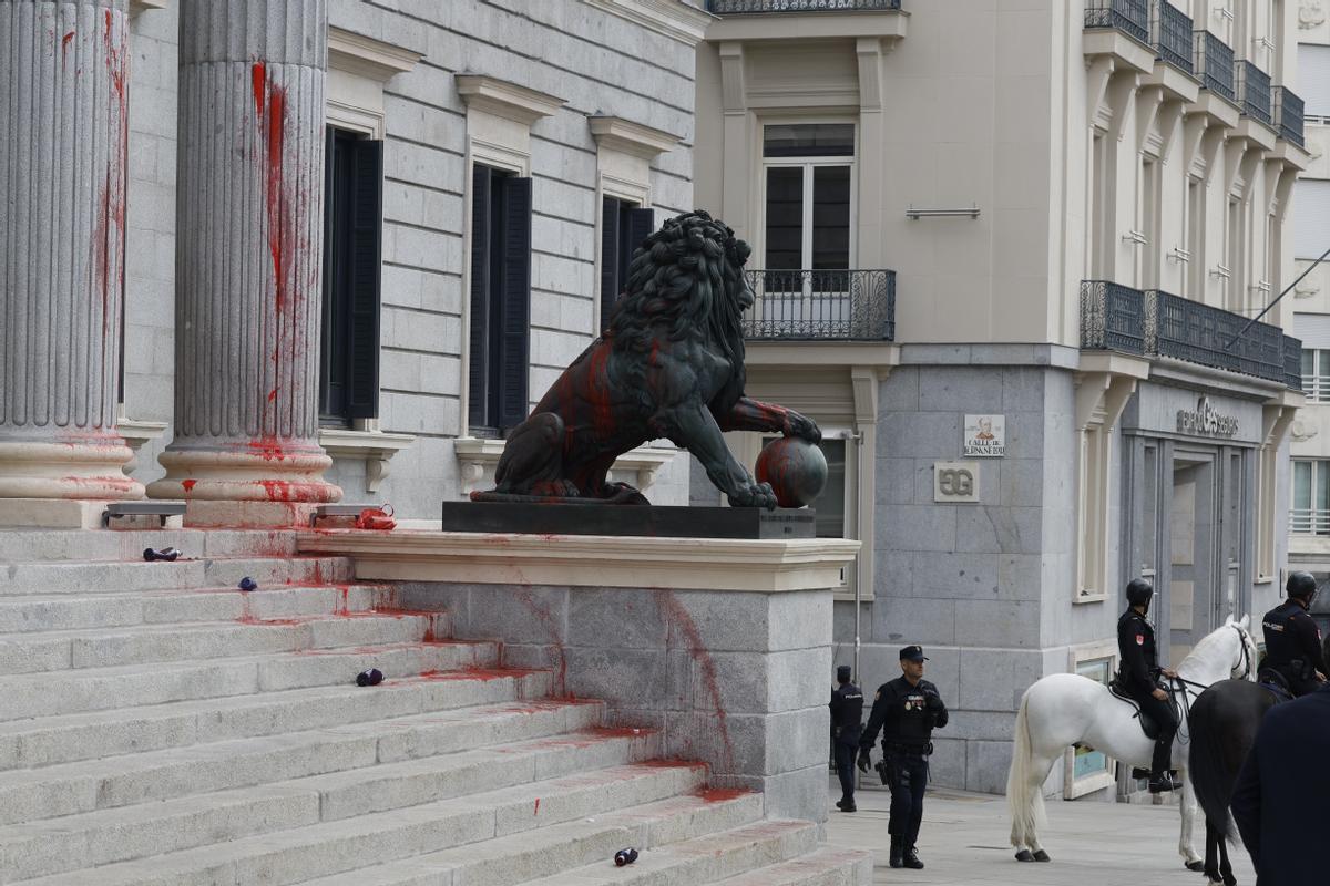 MADRID, 30/03/2023.- Uno de los leones del Congreso, cubierto con pintura roja después de una acción reivindicativa de Rebelión Científica este jueves en Madrid. EFE/ J.J. Guillén