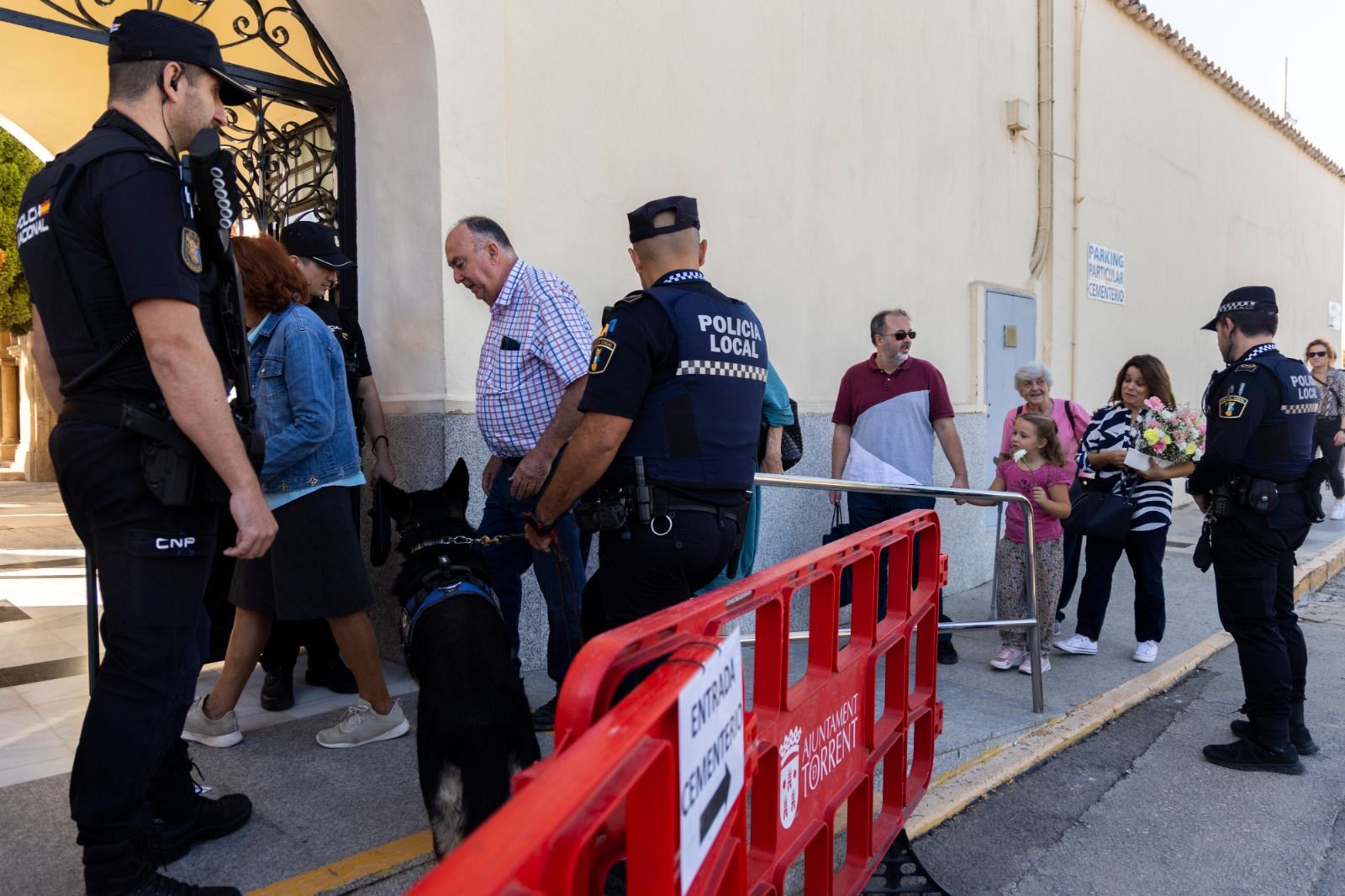 Normalidad y mucho control policial en el cementerio de Torrent en el primer aniversario del tiroteo