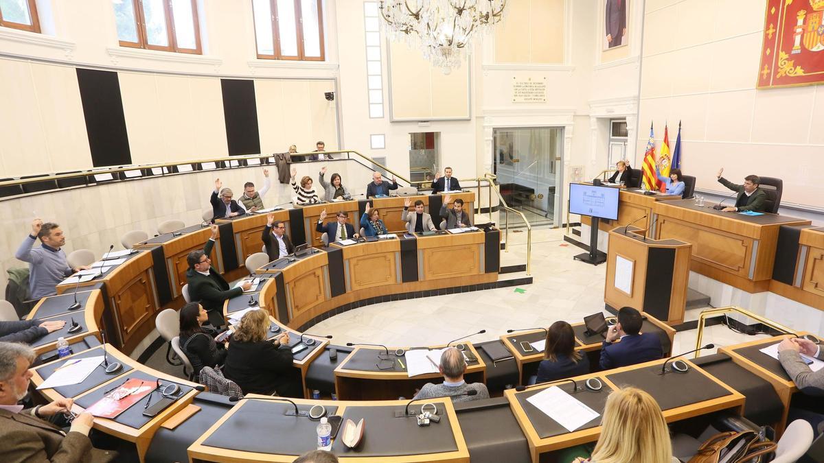 Una votación efectuada durante el pleno ordinario del mes de enero, celebrado este lunes en la Diputación de Alicante.
