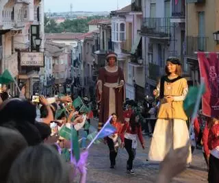 El latido más festivo con pasacalles de gigantes, gigantillas y charangas
