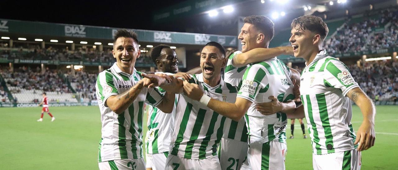 Los futbolistas del Córdoba CF celebran uno de sus goles en el cruce ante el Recreativo Granada.
