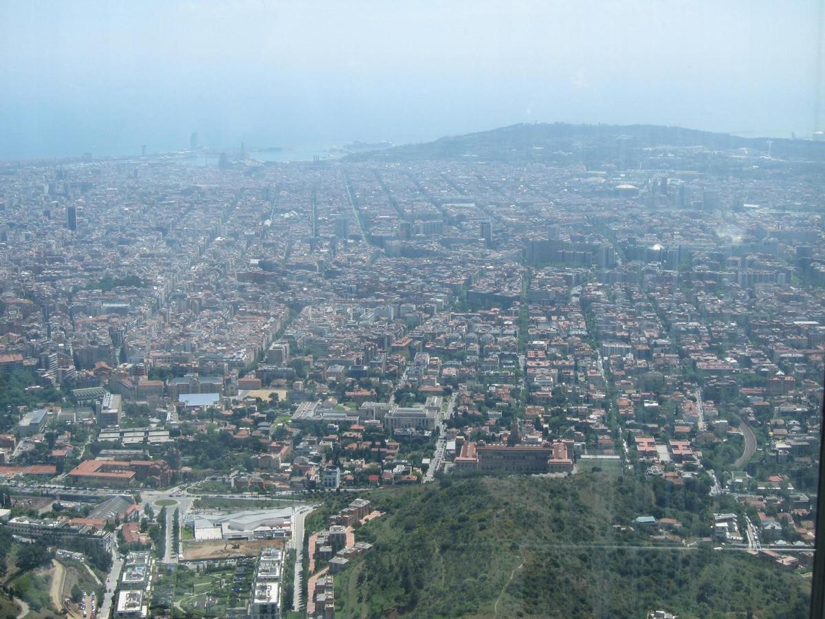 Archivo - Vista de la ciudad de Barcelona desde la sierra de Collserola, en un día de alta contaminación.