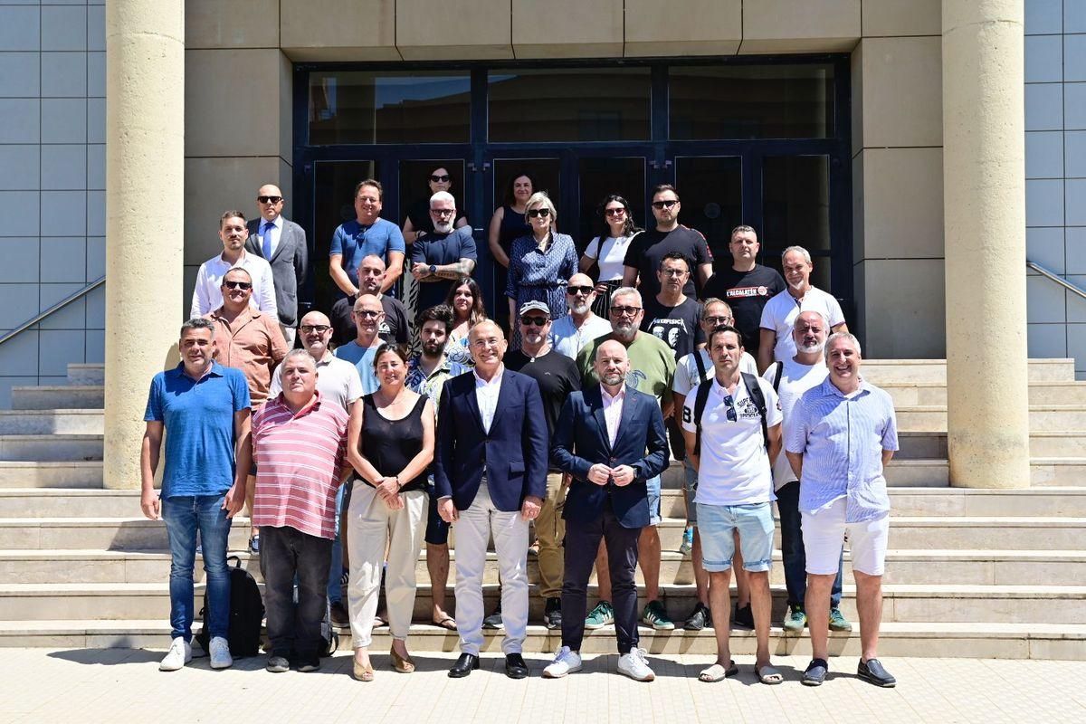 Foto de familias de sindicatos y representantes de las empresas que han participado en el proceso de negociación del convenio del azulejo.