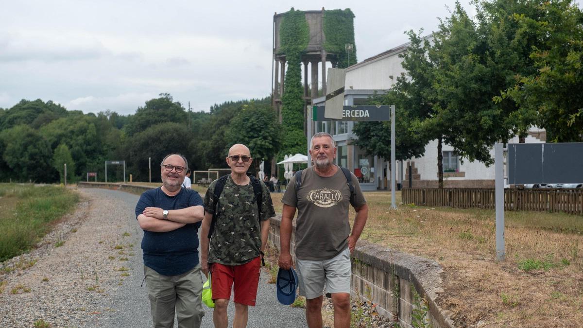 Mario, Damián y Andrés, tres caminantes coruñesas a su llegad a Cerceda.