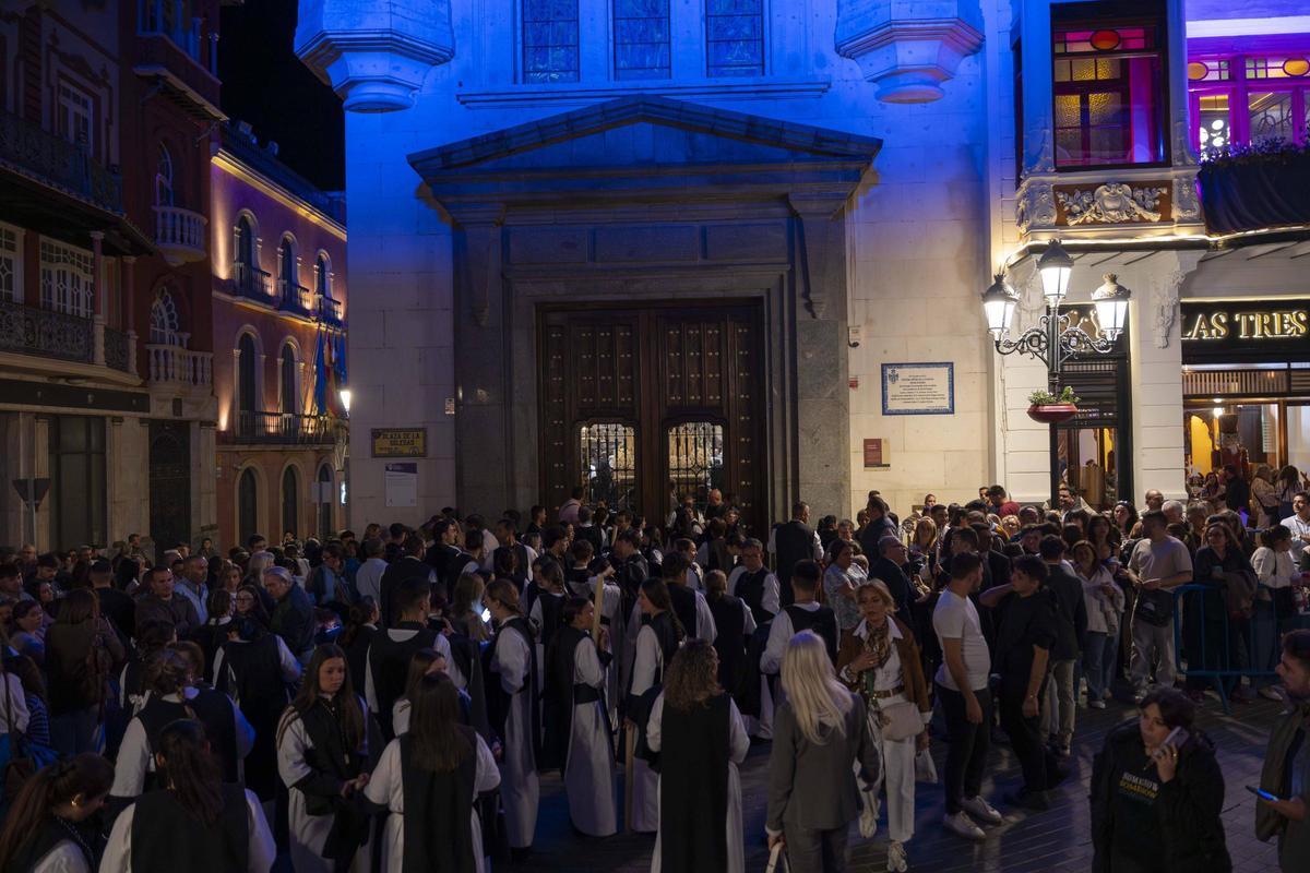 Fotogalería | Miles de fieles acompañan a la Soledad en su procesión más sobria por el Casco Antiguo de Badajoz Fotogalería | Miles de fieles acompañan a la Soledad en su procesión más sobria por el Casco Antiguo de Badajoz