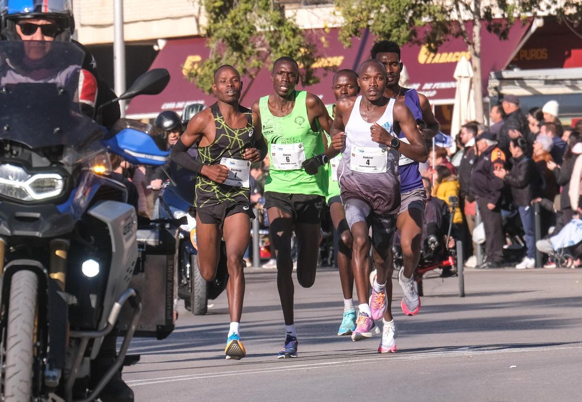 Un grupo de corredores africanos de élite, durante la prueba del año pasado