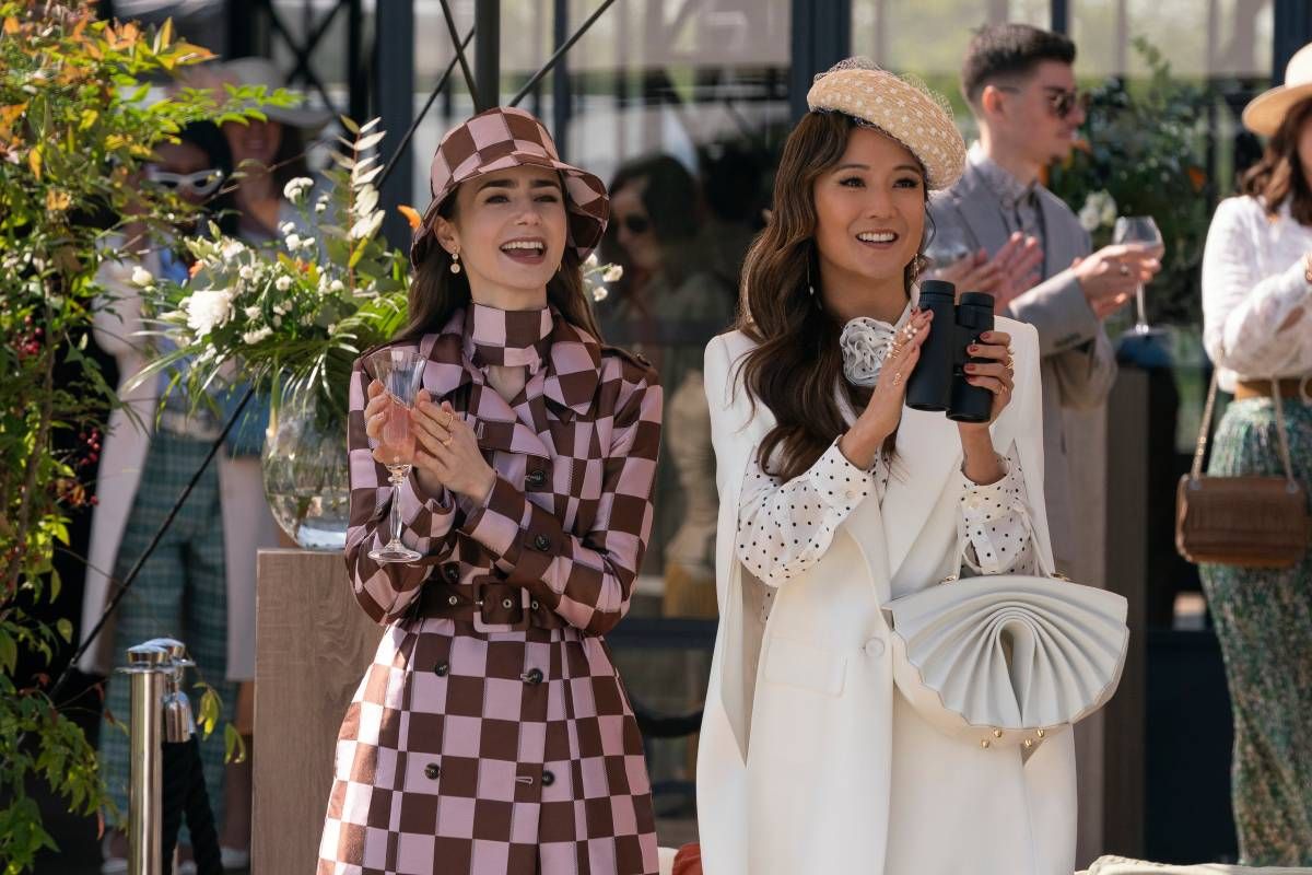 Lily Collins y Ashley Park en la cuarta temporada de 'Emily in Paris'