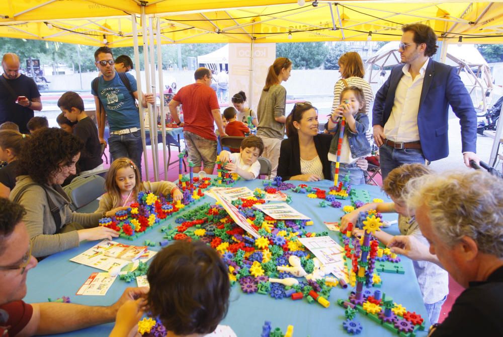 El festival Ludivers omple de jocs la plaça U d''octubre