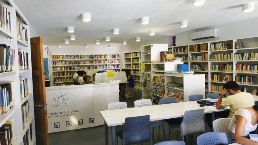 Usuarios de la biblioteca municipal en una de las salas destinadas al estudio y a la lectura.