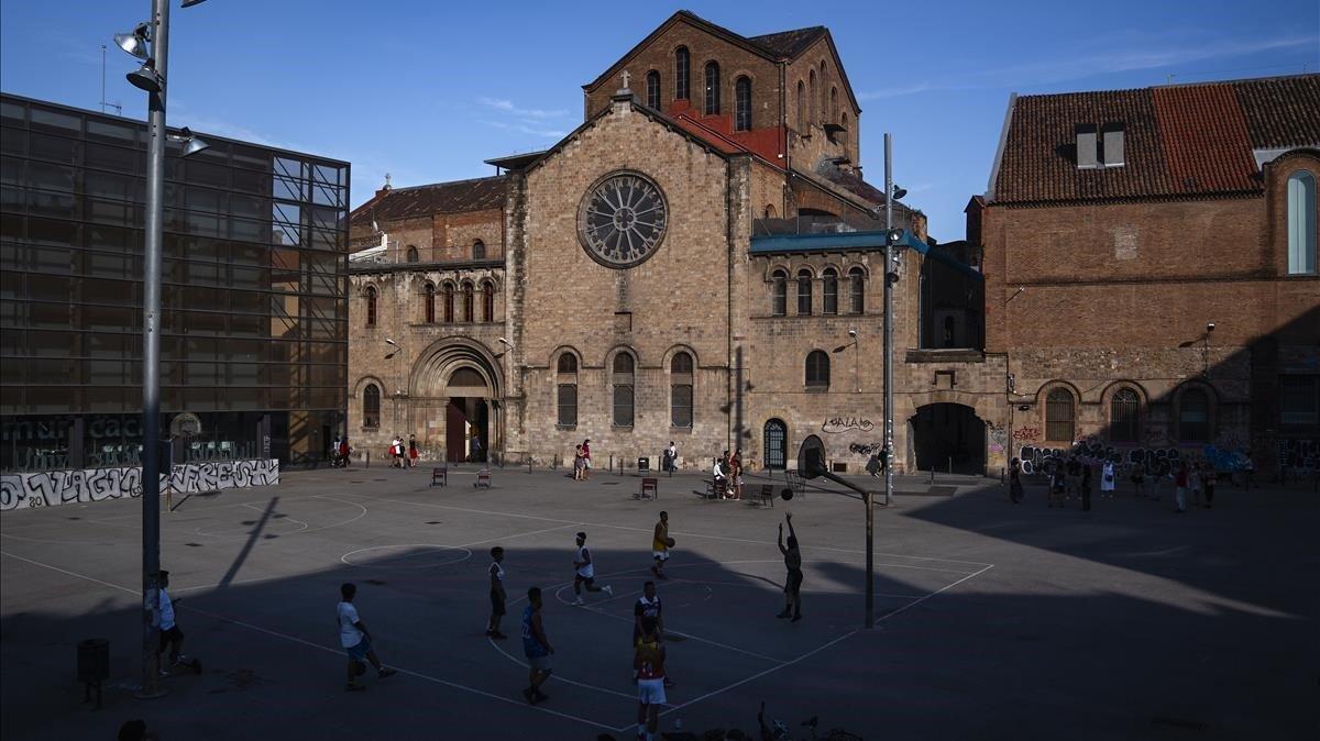 Vista de la plaza Terenci Moix desde el antiguo dispensario antituberculoso del Raval, hoy CAP Raval Nord.