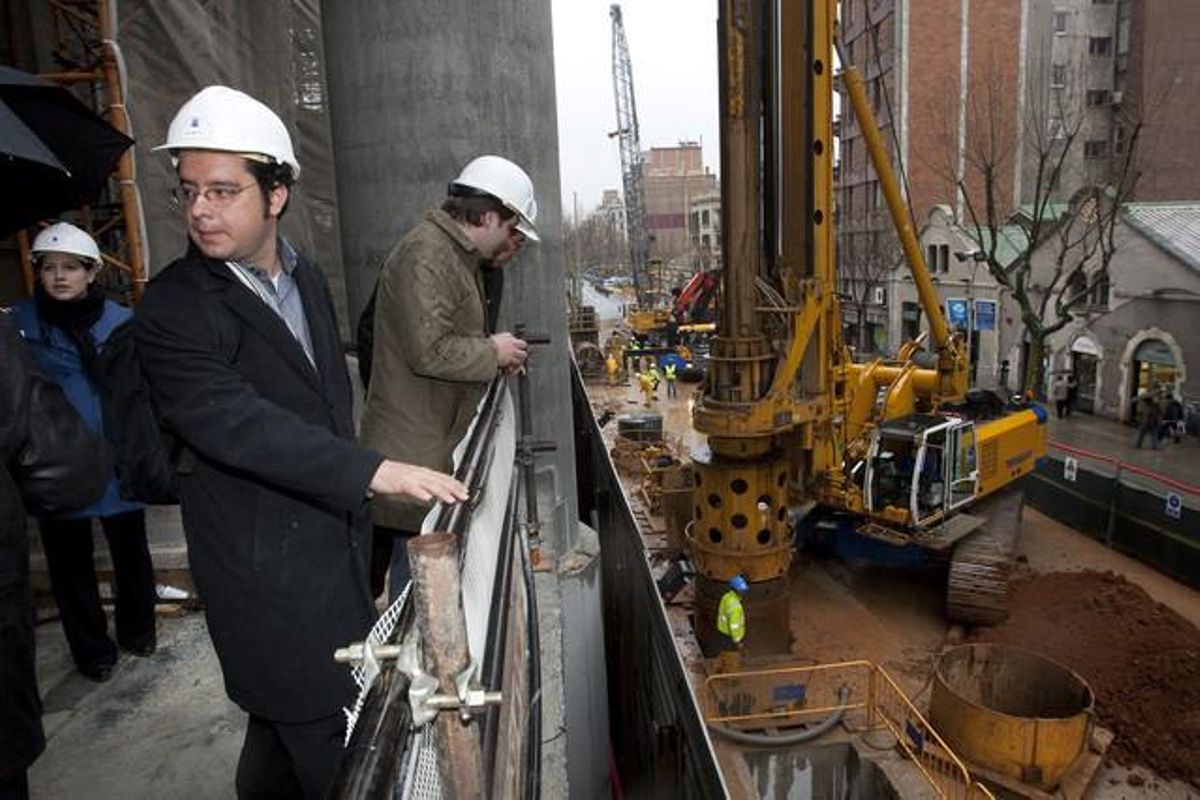 Quatre inspectors de la UNESCO i professors de Geotècnica i Arquitectura examinen les obres de la pantalla de l’AVE a la Sagrada Família.