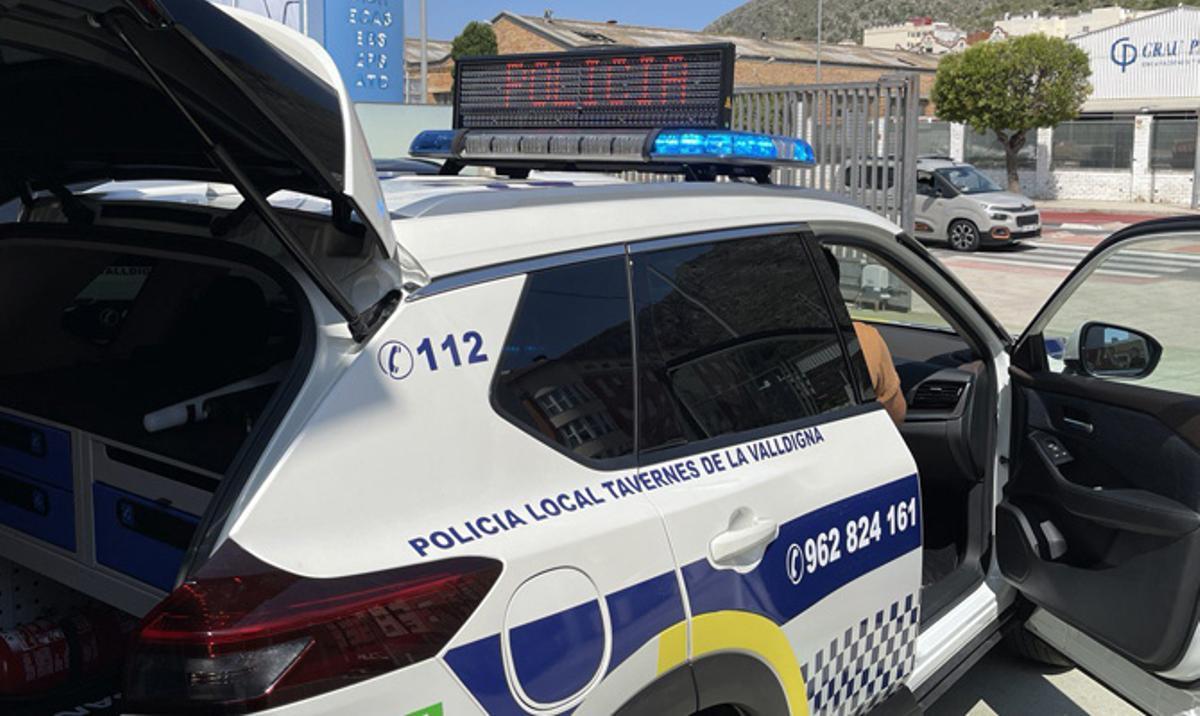Un vehículo de la Policía Local de Tavernes de la Valldigna, en el retén