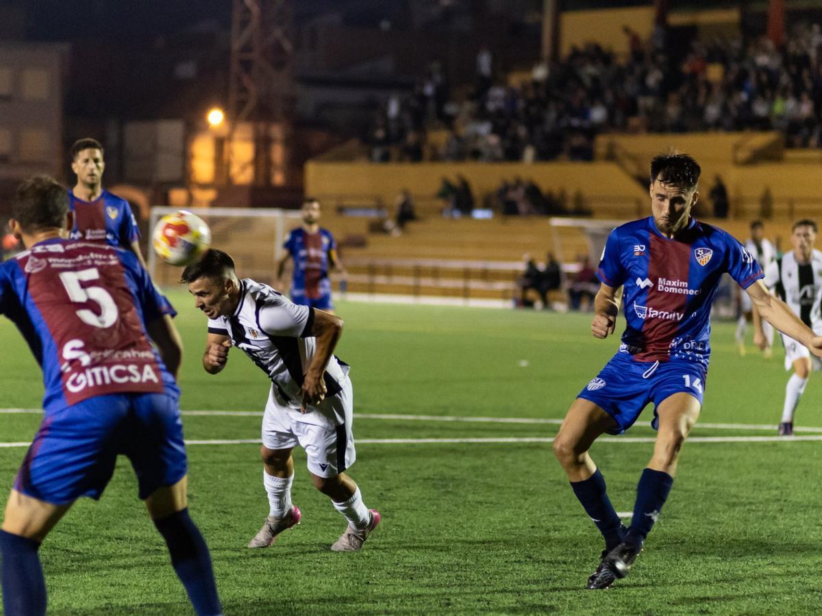 Partido de la primera vuelta de la competición liguera en el campo de Venècia.