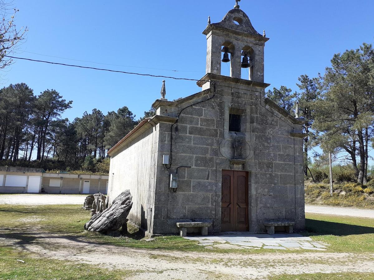 La capilla con la campana robada, que a simple vista parece más grande que la colocada en los últimos días.