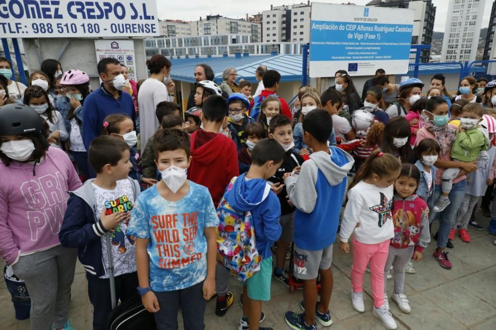 Cascos y mascarillas contra la "precaria situación" de un colegio en Navia