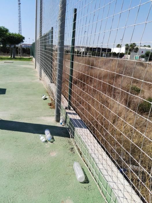 Estado que presenta las instalaciones de la pista de atletismo de Torrevieja pendiente de renovación con un contrato que está a punto de adjudicarse, según el edil de Deportes