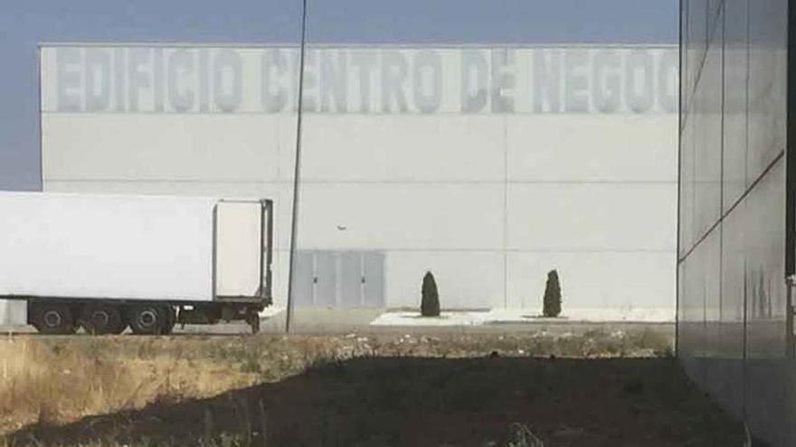 Una parcela sucia frente al Centro de Negocios