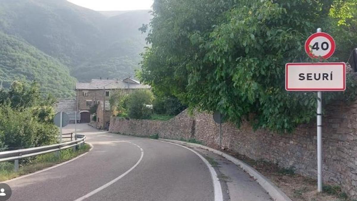 La entrada al pueblo de Seurí.