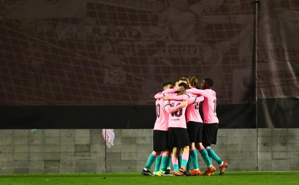 Los jugadores del Barça celebran el gol de De Jong, que le metió en cuartos de la Copa.