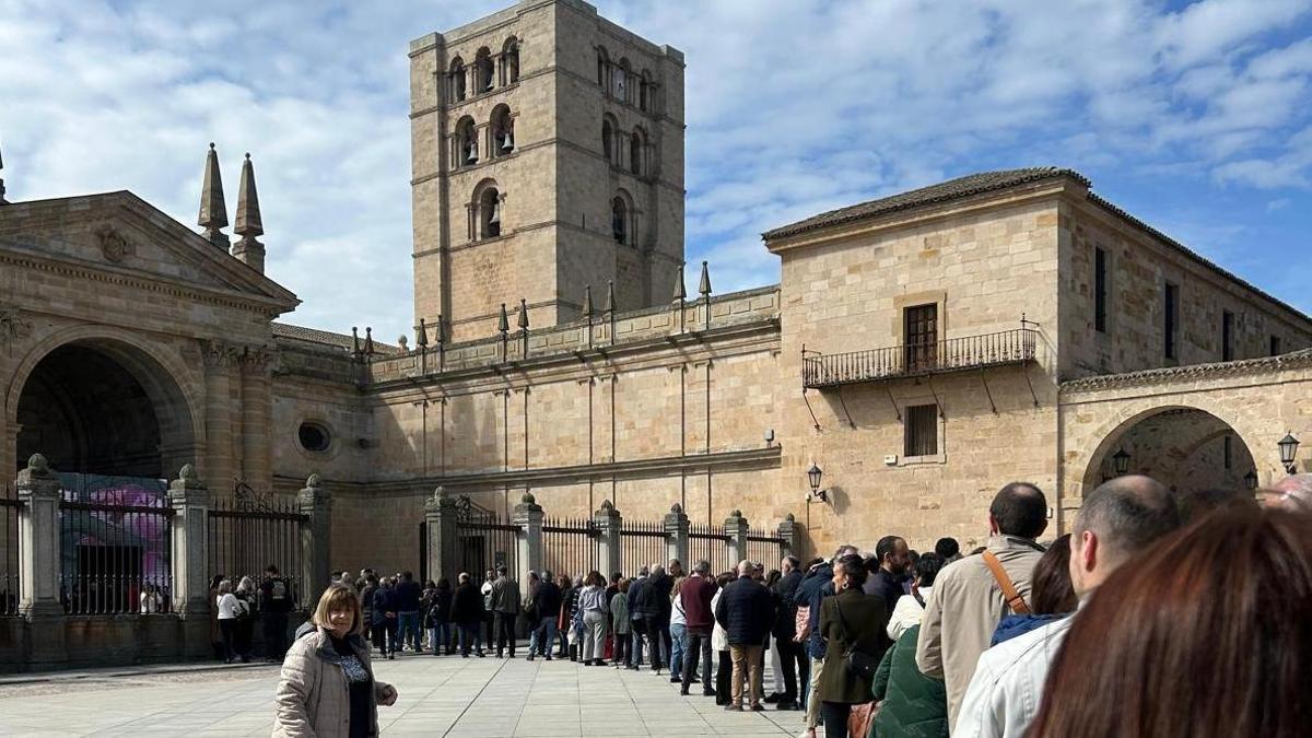Colas en la plaza de la Catedral para ver Las Edades del Hombre durante el pasado mes de marzo.