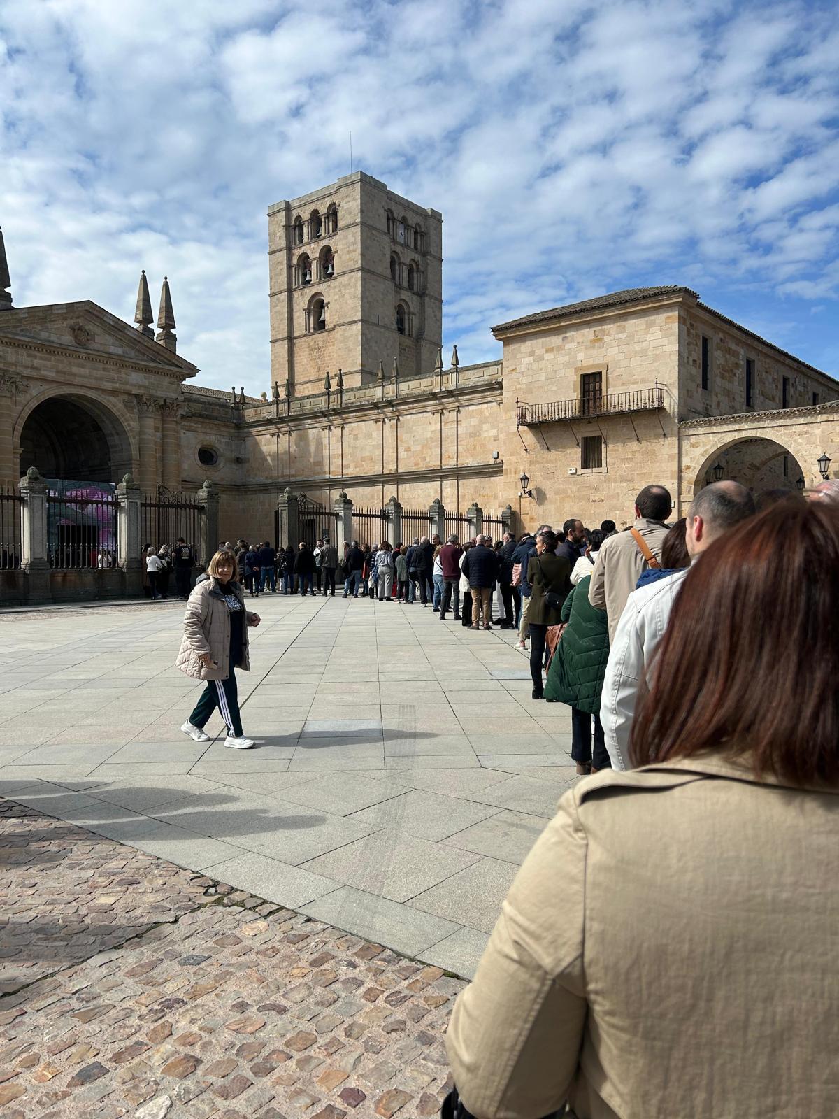 Colas en la plaza de la Catedral para ver Las Edades.