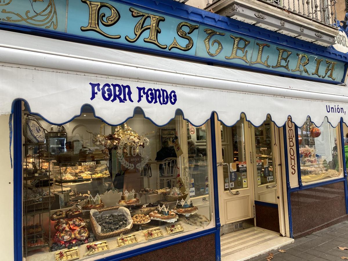 Roscones de Reyes y otros dulces navideños en el escaparate del mítico Forn Fondo