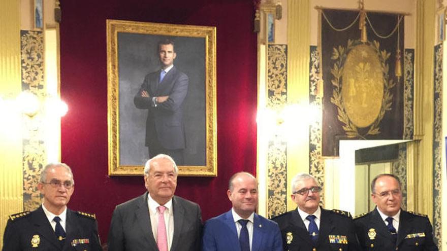 Foto de familia tras la celebración del acto, en el Ayuntamiento de Antequera.