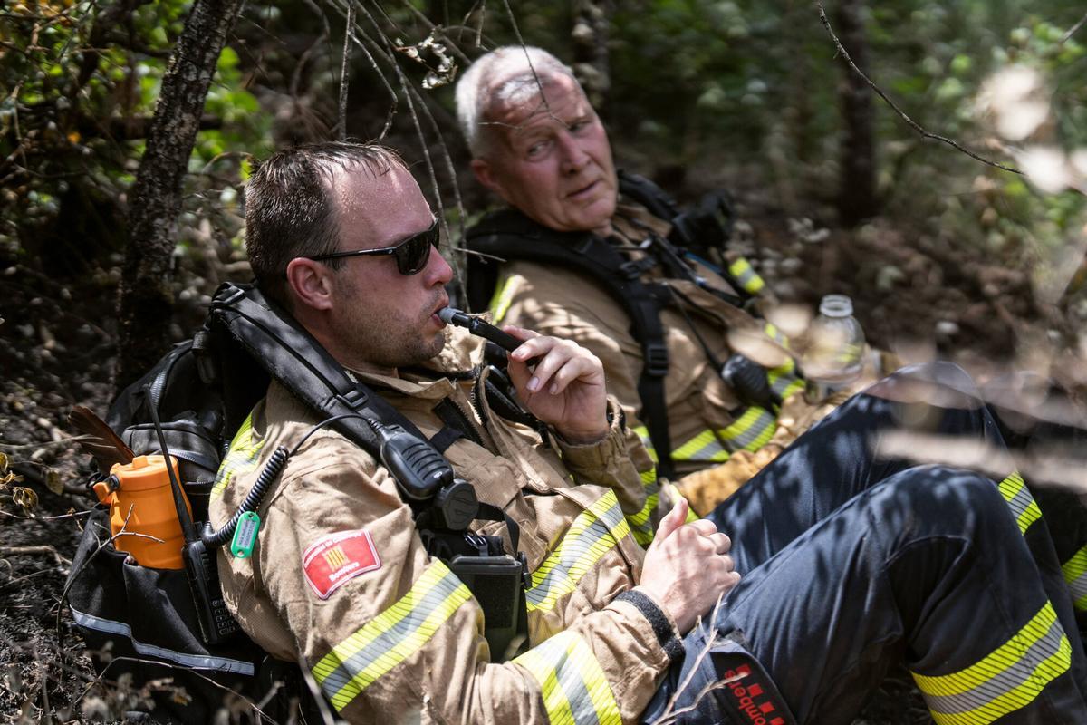 Pontils (Tarragona). Bomberos de los Países Bajos participan en las labores de extinción y remate de un incendio forestal declarado días atrás en el municipio de Pontils, en una estancia formativa para conocer los protocolos y técnicas de actuación de los Bombers de la Generalitat. Los efectivos afrontan temperaturas mucho más elevadas de las habituales en su país, en un contexto de incendios forestales de alta intensidad. 17 de julio de 2026. Sociedad. AUTOR: ZOWY VOETEN
