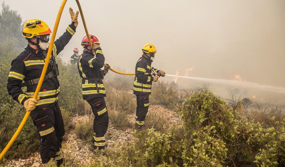 Efectivos trabajando en las labores de extinción