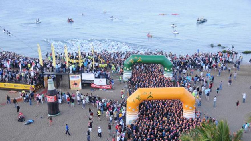 Espectacular salida desde Playa del Carmen de la pasada edición del Ironman de Lanzarote.  i LA PROVINCIA/DLP