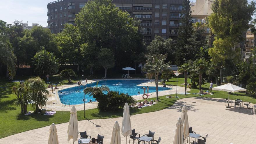 Las piscinas de verano de València se reinventan con zonas VIP, camas balinesas y &quot;jacuzzi&quot;