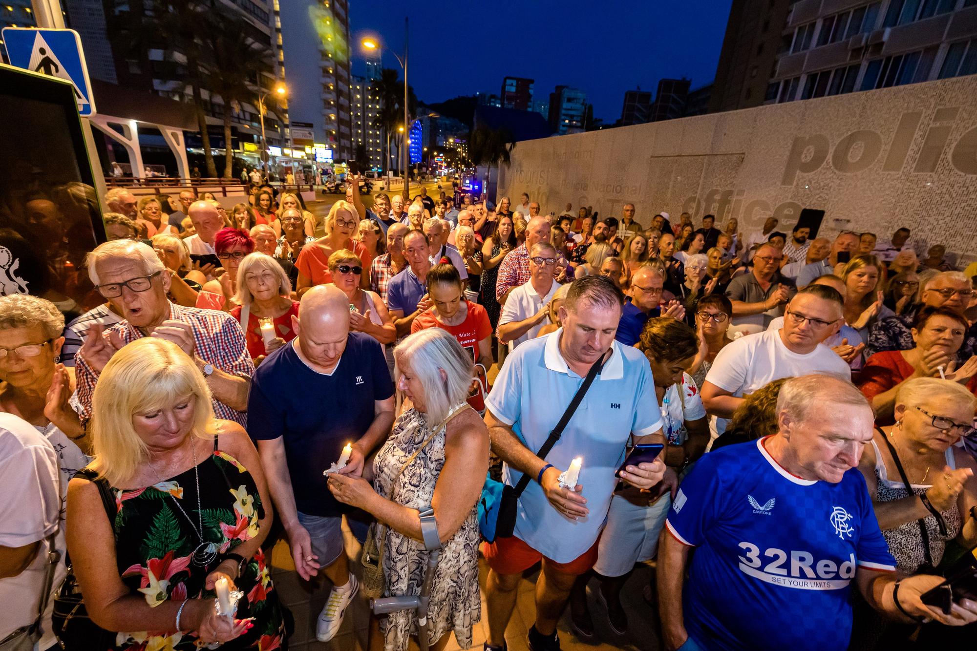 Británicos residentes y turistas de Benidorm rinden un sentido homenaje a Elizabeth II en el espacio habilitado por el Ayuntamiento en la zona inglesa de la ciudad.