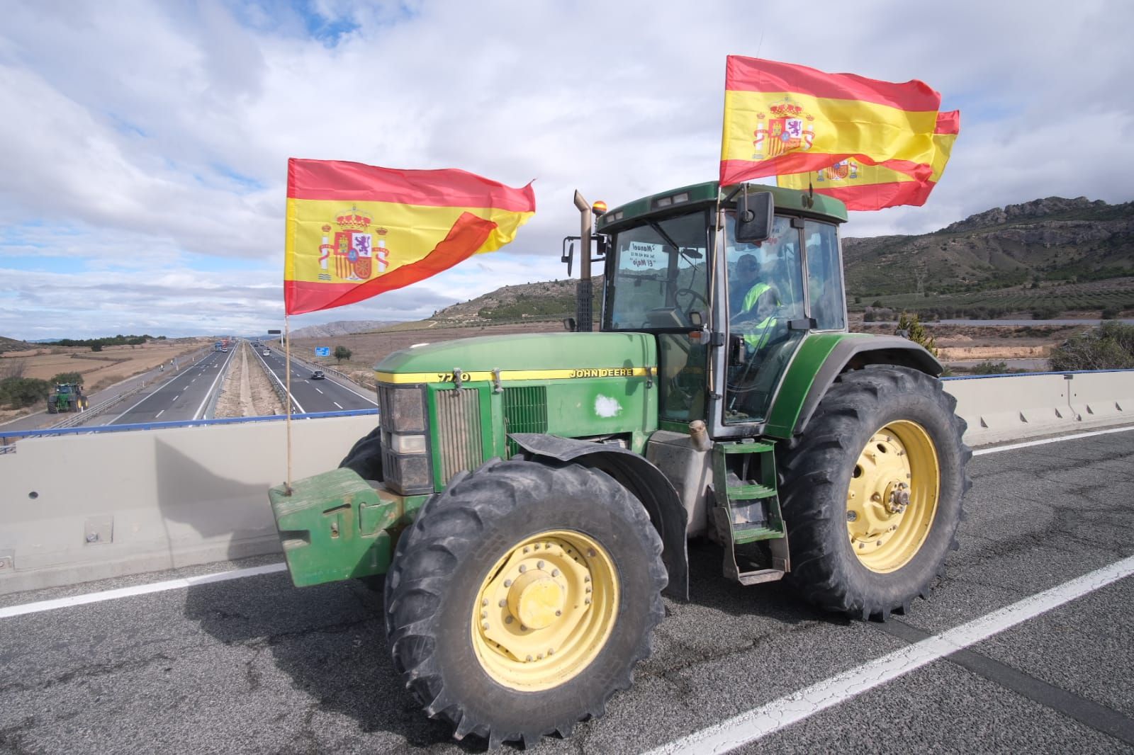 Los agricultores se concentran en tres comarcas de la provincia de Alicante en una tractorada por carreteras secundarias