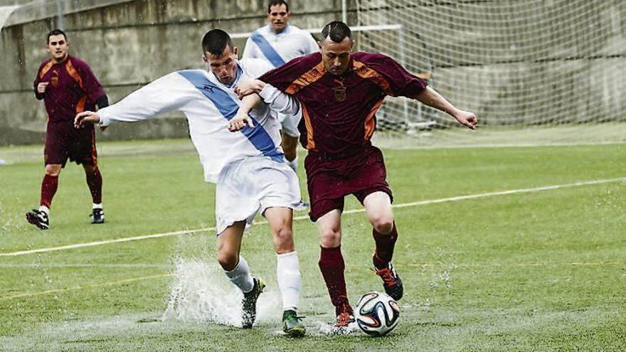 Un lance de la final, ayer en el encharcado campo de Las Rozas.