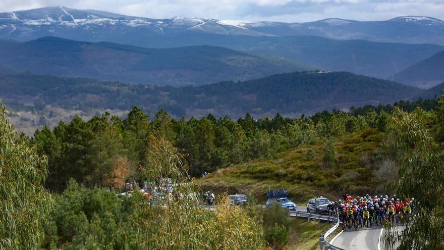 El pelotón, por tierras
ourensanas y Vingegaard, 
entrando en meta
en Ribadavia.
 // Luis Ángel Gómez