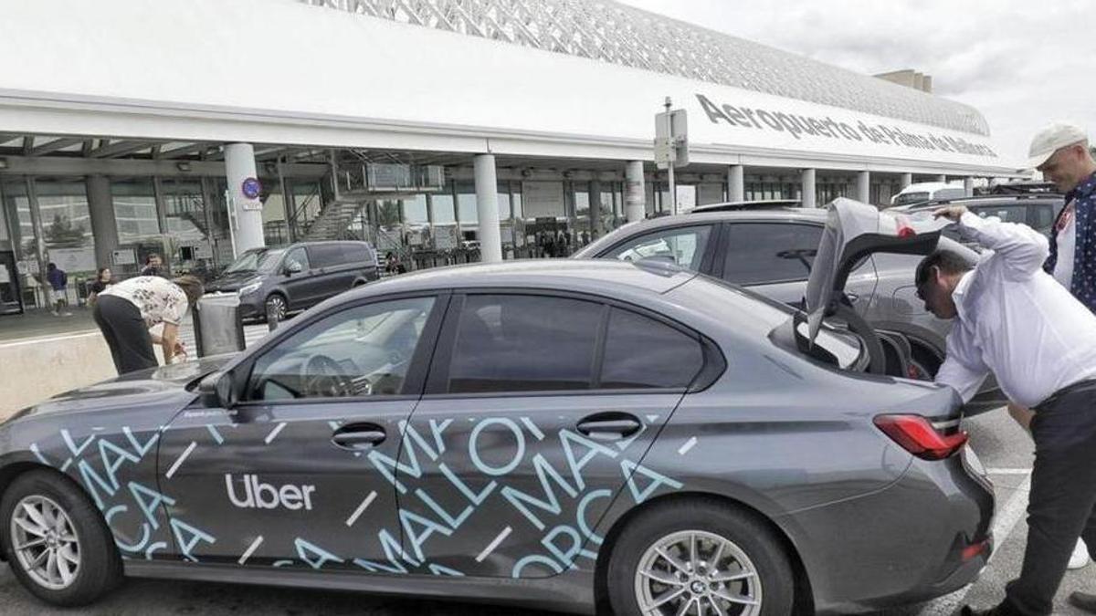 Un vehículo que opera con Uber en el aeropuerto de Palma, en Mallorca