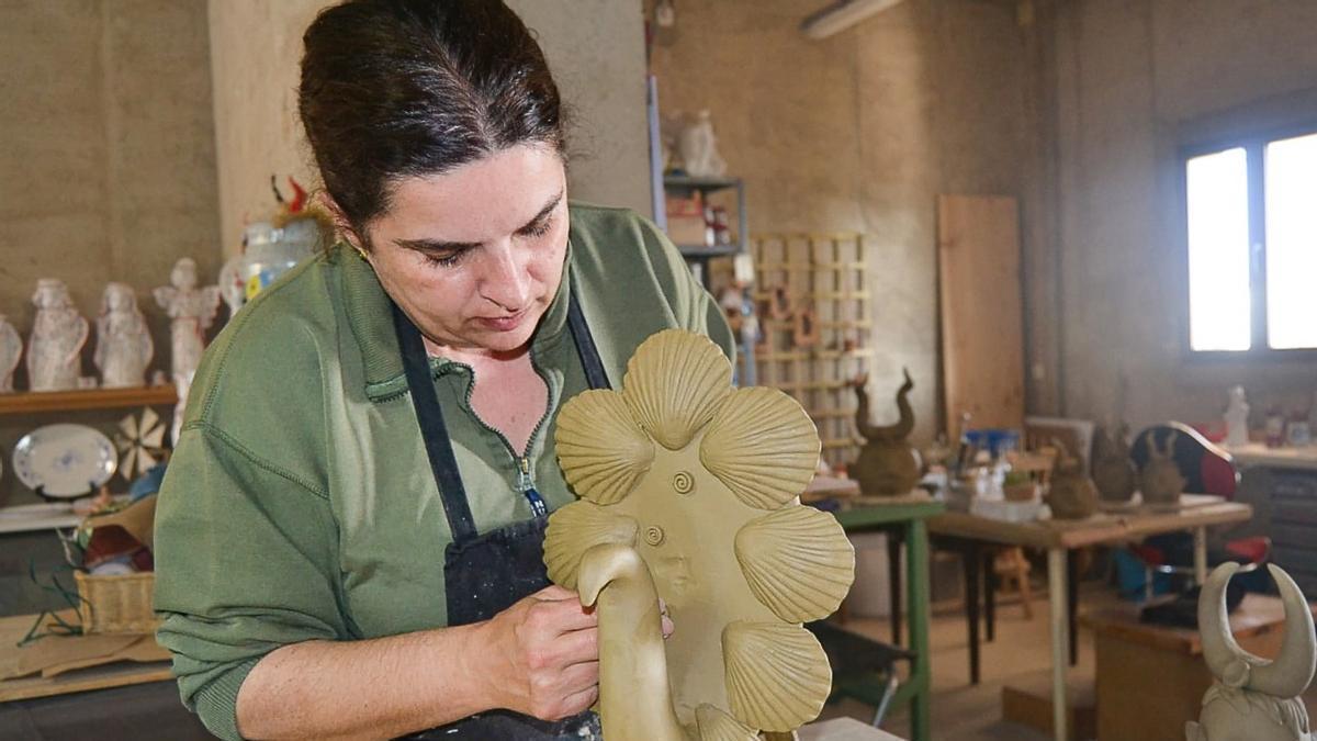 Maria Amengual elaborando una pieza.