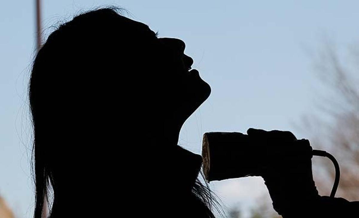 Yumi Saitou passa l’examen per comprovar possibles nivells de radiació nuclear al seu cos, al centre d’evacuació de Fukushima, al nord del Japó.