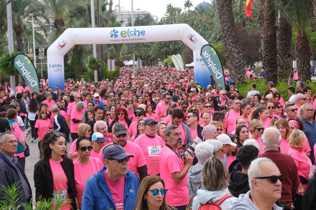 Las mejores imágenes de la carrera y marcha contra el cáncer de mama en ...