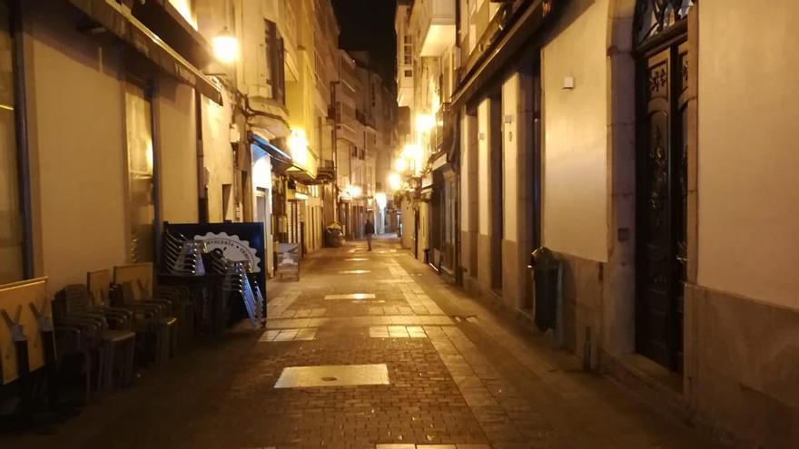 Así estaban las calles de A Coruña en la noche del viernes de Carnaval