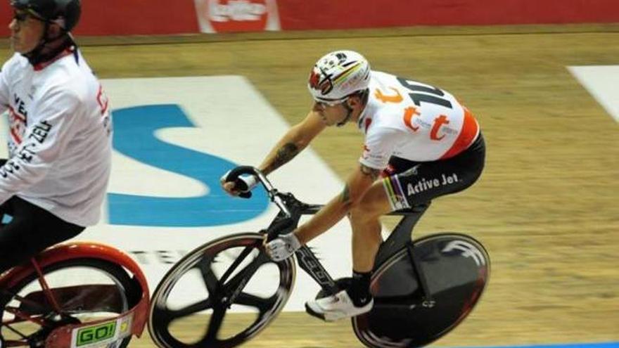 El ciclista David Muntaner rodando esta semana en el velódromo de Gante tras la moto-derny.