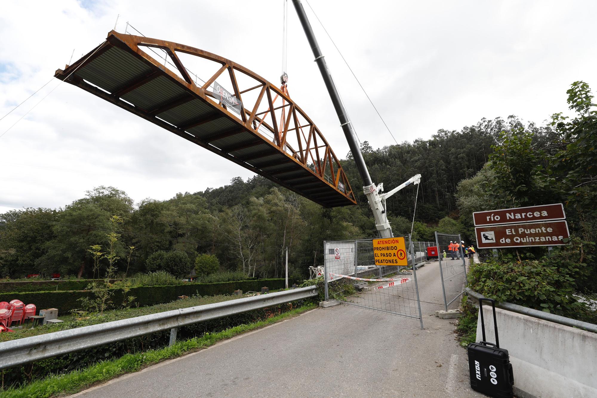 Así fue la instalación del nuevo puente de Quinzanas (Pravia)